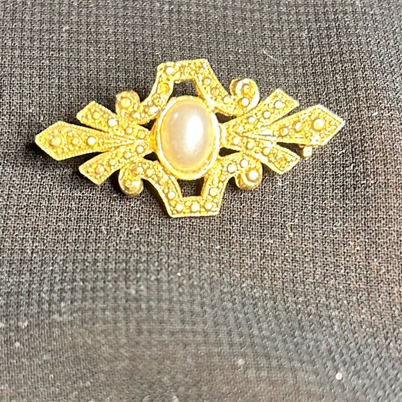 VTG Gold Tone Metal and fake pearl elegant brooch. Unbranded - Picture 1 of 7